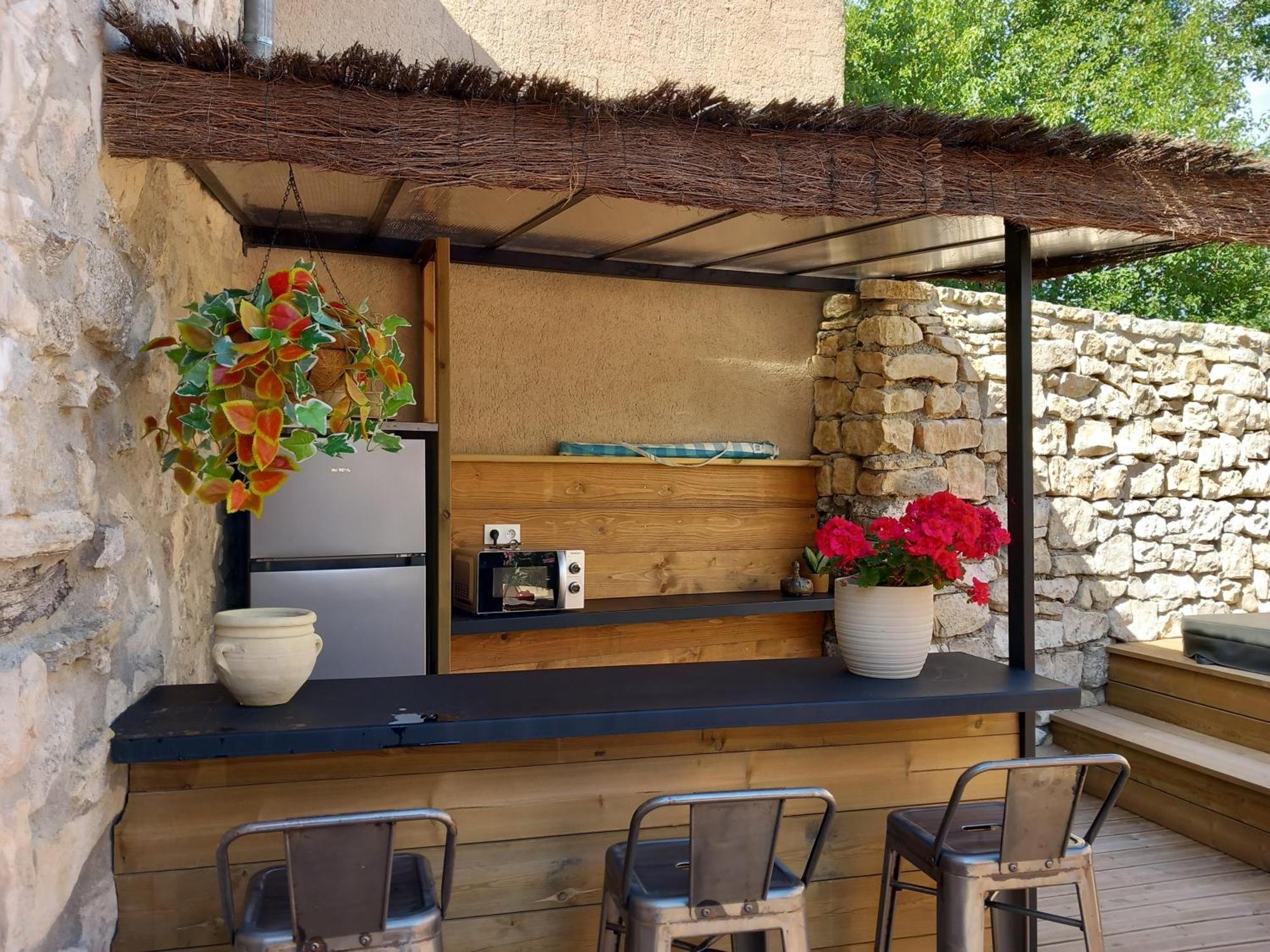 Chez Daniele Chambre Avec Jacuzzi Et Terrasse Privee Murs  Exterior foto