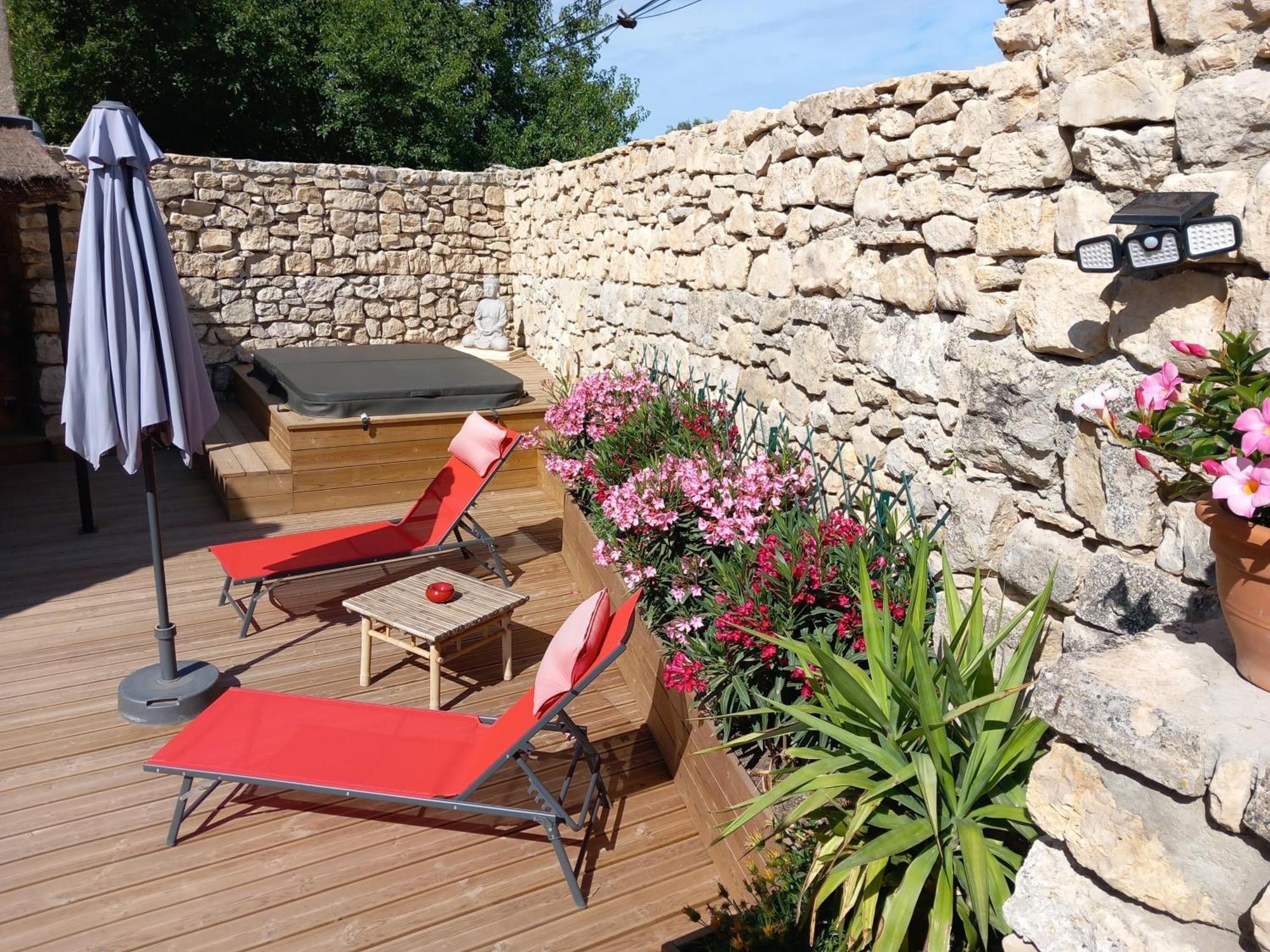 Chez Daniele Chambre Avec Jacuzzi Et Terrasse Privee Murs  Exterior foto