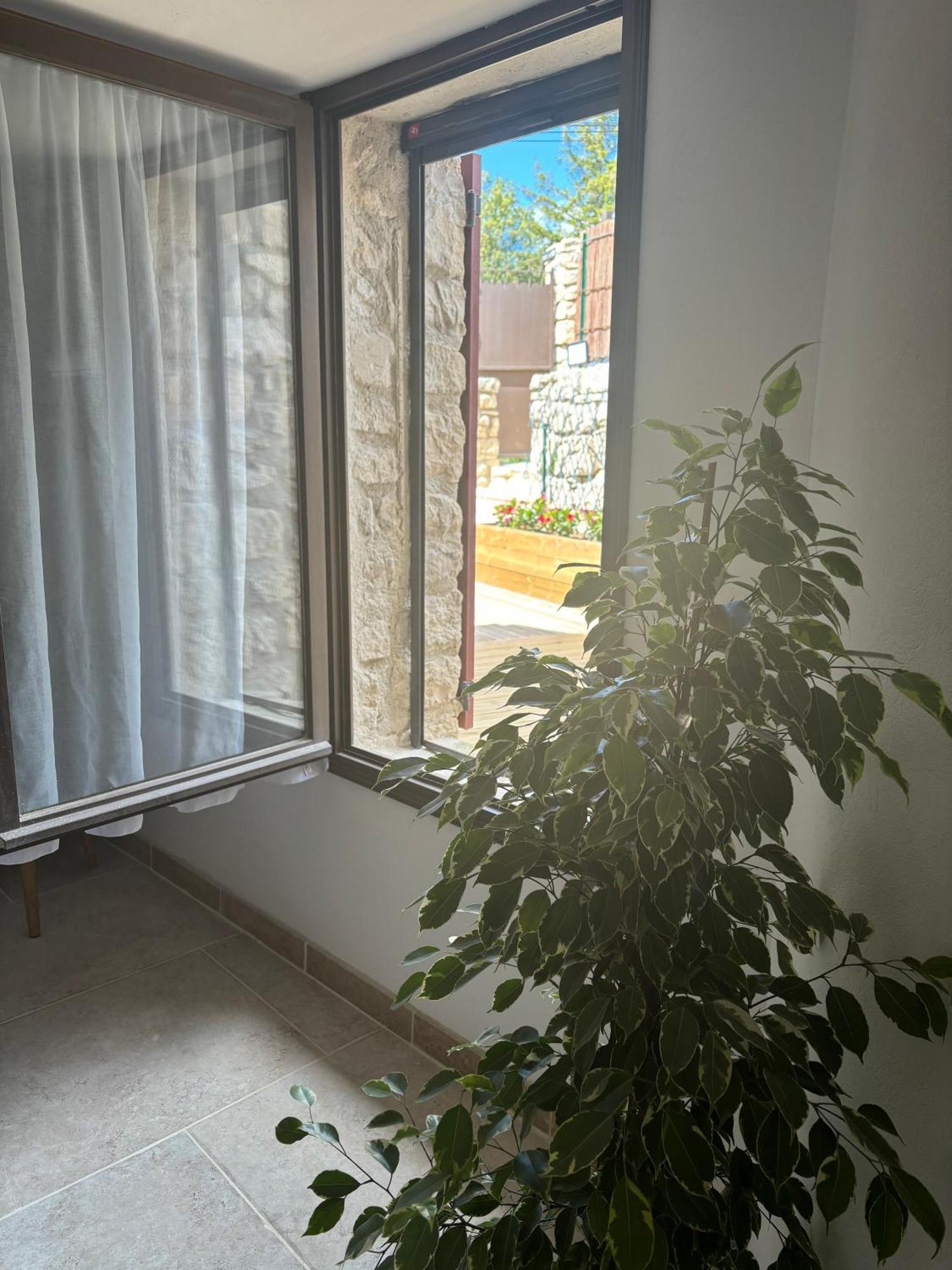 Chez Daniele Chambre Avec Jacuzzi Et Terrasse Privee Murs  Exterior foto